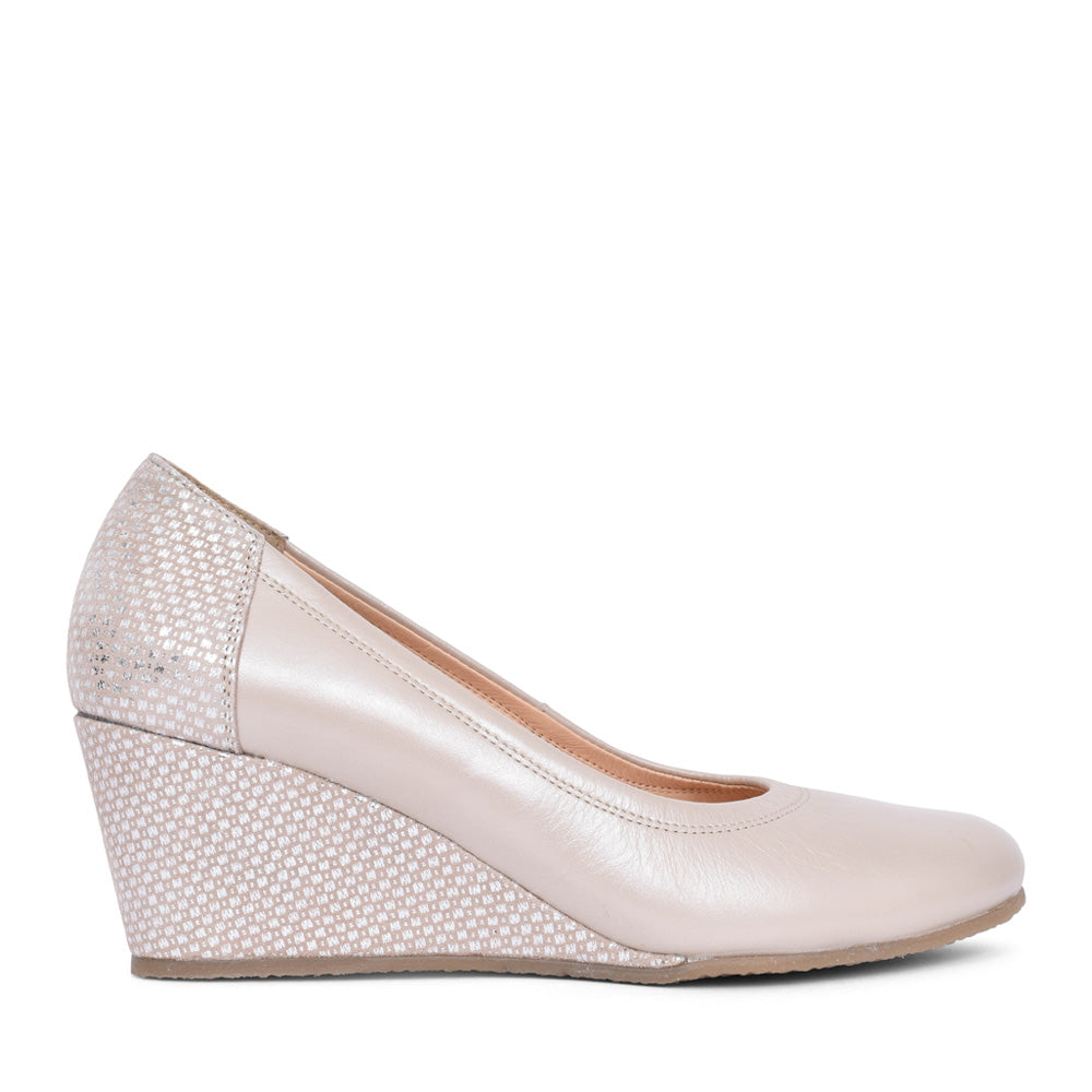 Ladies 5899 G-fit Ladies Wedge Court Shoe In Beige