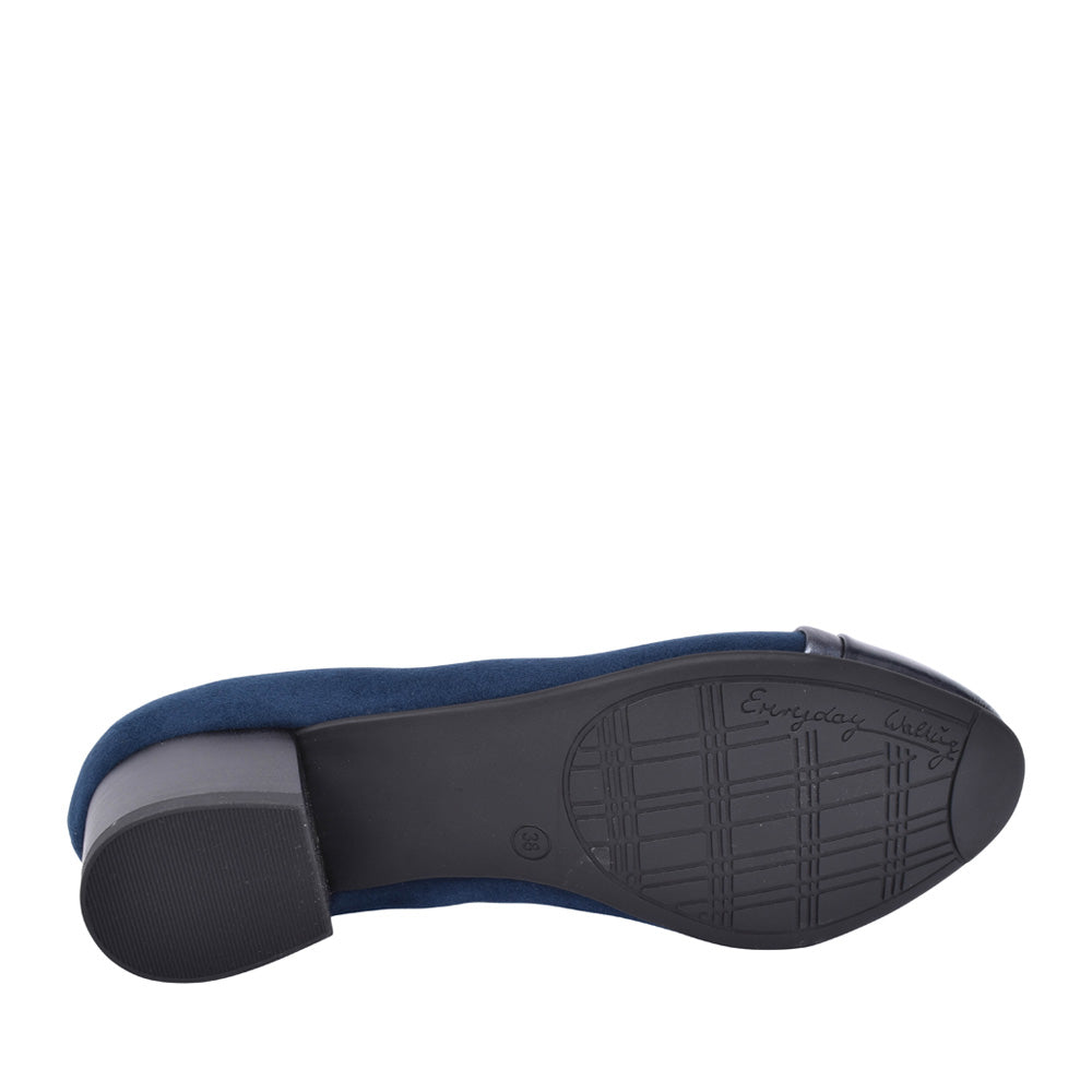 Ladies 8-22366 Low Heel Court Shoe In Navy