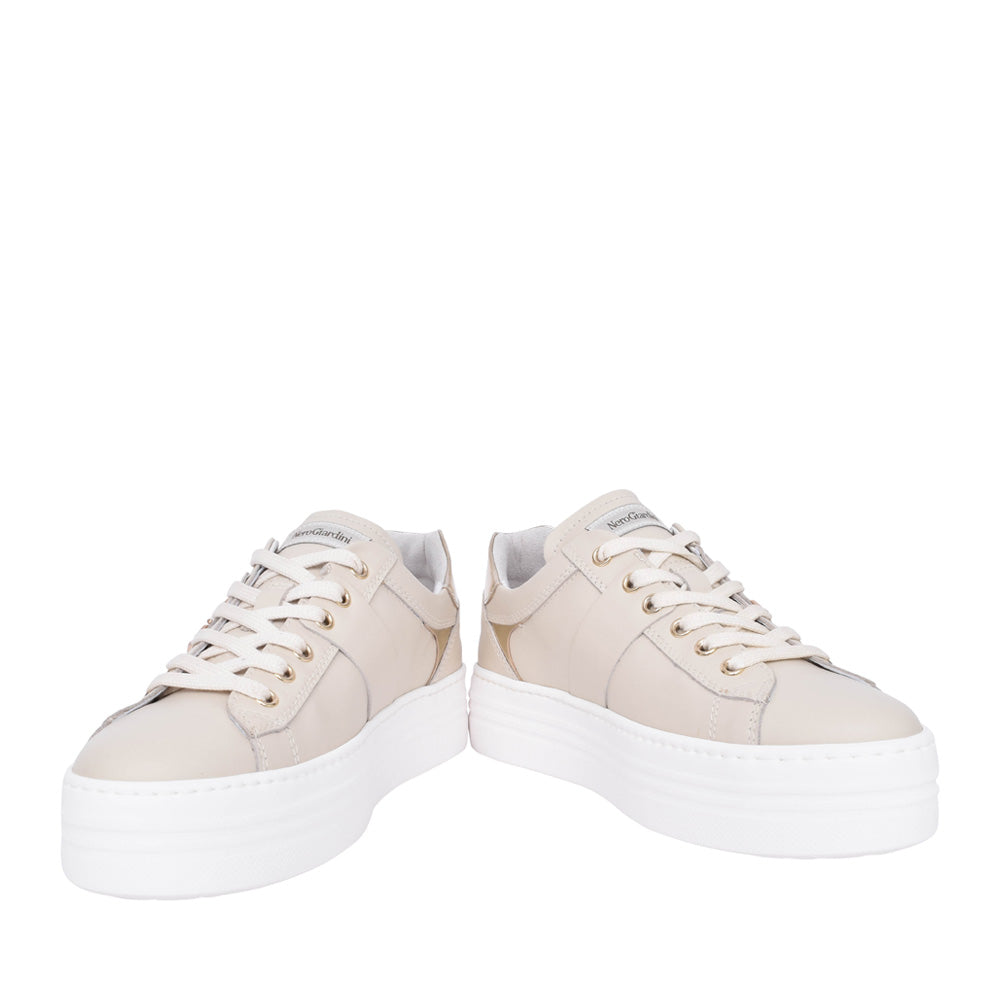 Ladies E409967d Laced Trainer In Beige