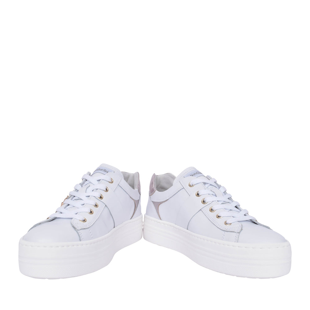 Ladies E409967d Laced Trainer In White