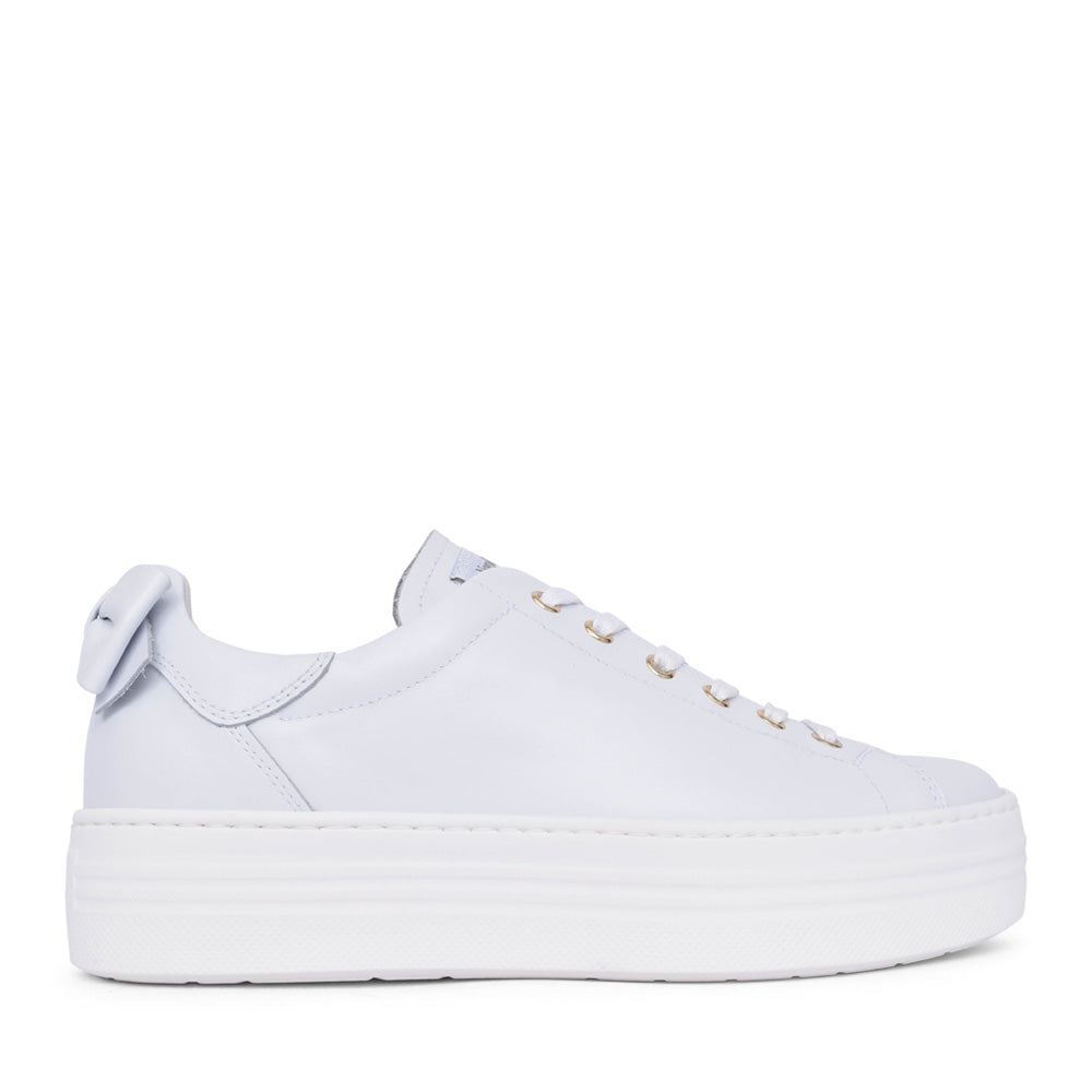 Ladies E306521d Laced Trainer In White