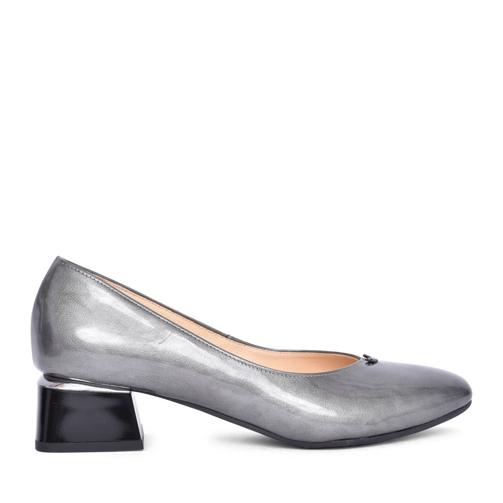 Ladies 6557 G-fit Low Heel Court Shoe In Grey Patent