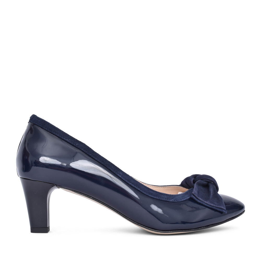 Ladies S8256 Medium Heel Court Shoe In Navy Patent