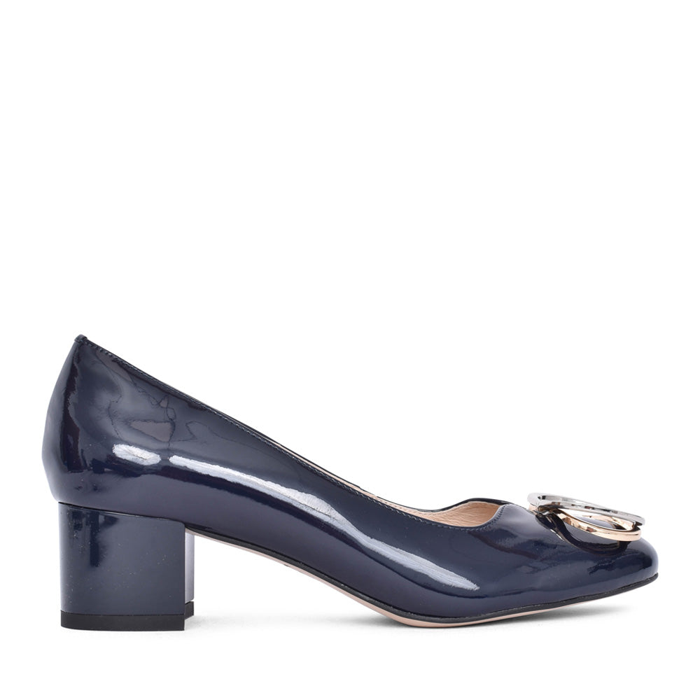 Ladies 8338 Medium Heel Court Shoe In Navy Patent