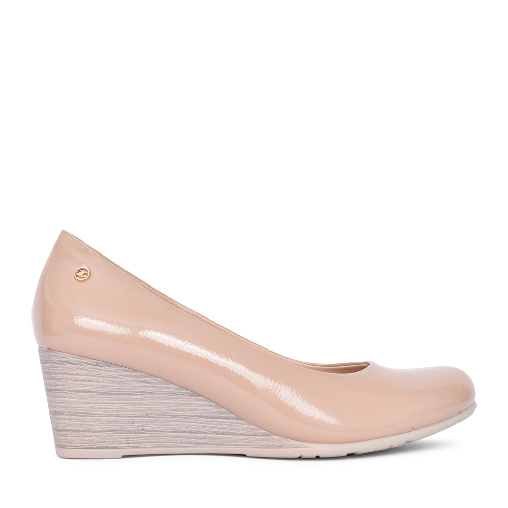 Ladies Ruwais Wedge Shoe In Beige