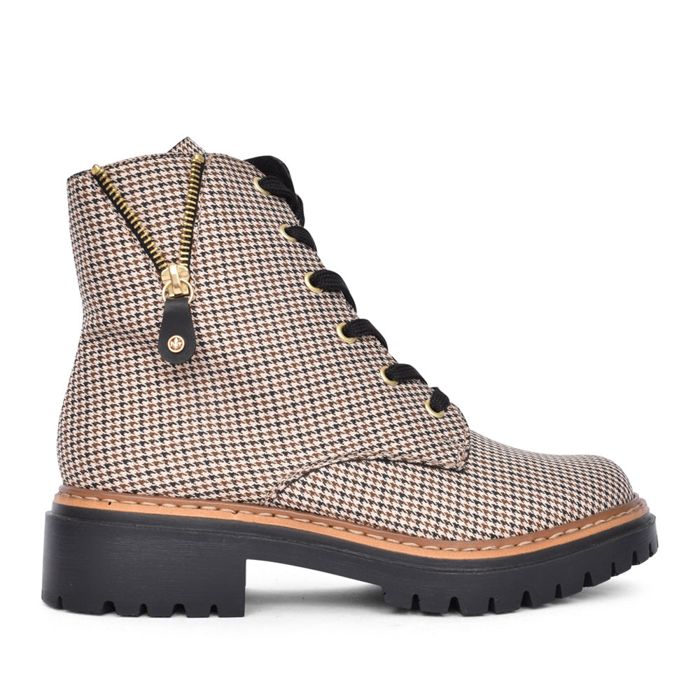 Ladies 72617 Laced Ankle Boot In Beige