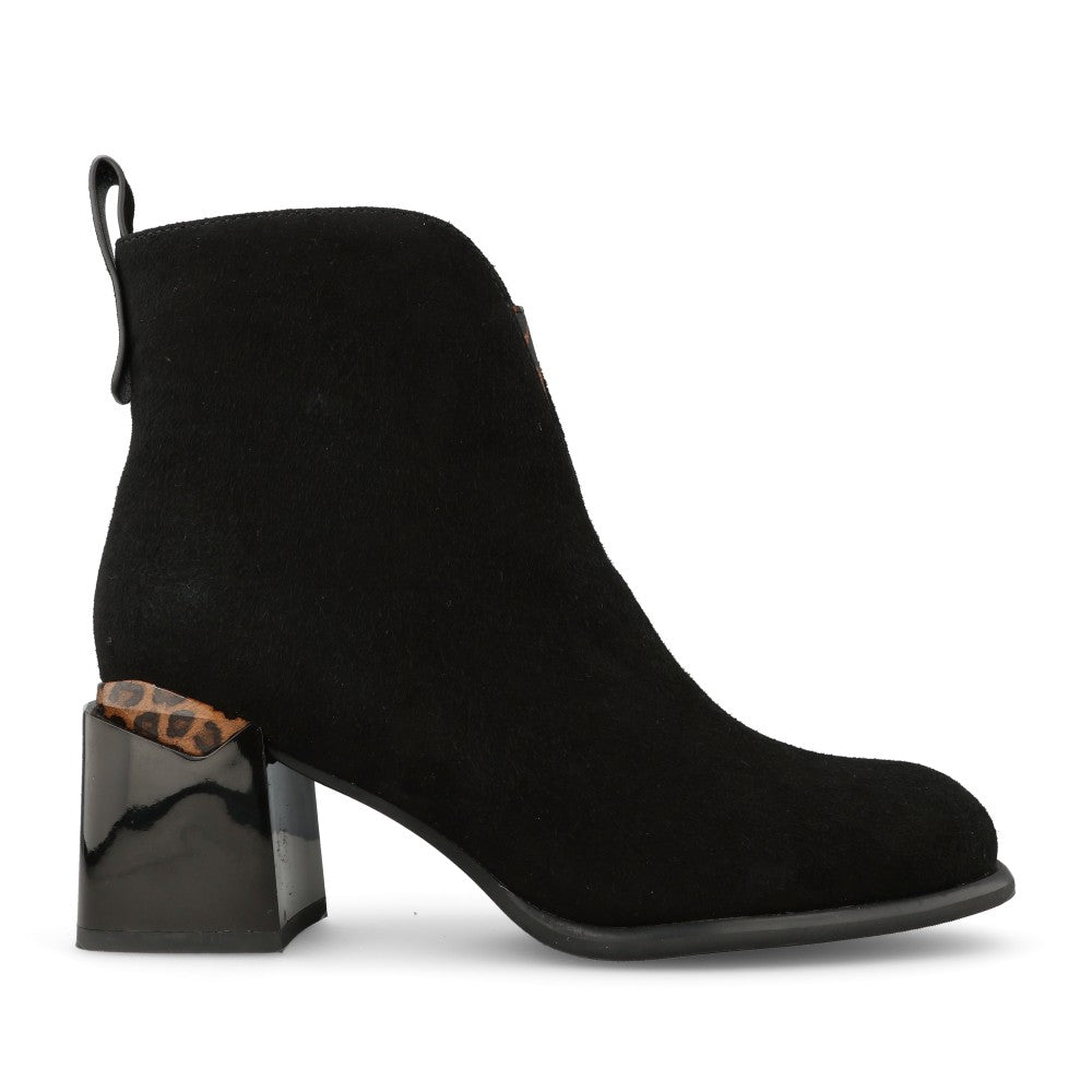 Ladies A11 Medium Heel Ankle Boot In Black