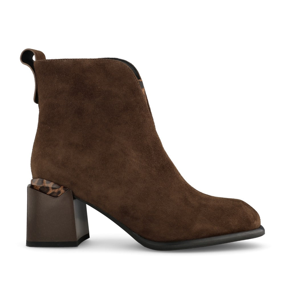 Ladies A11 Medium Heel Ankle Boot In Khaki