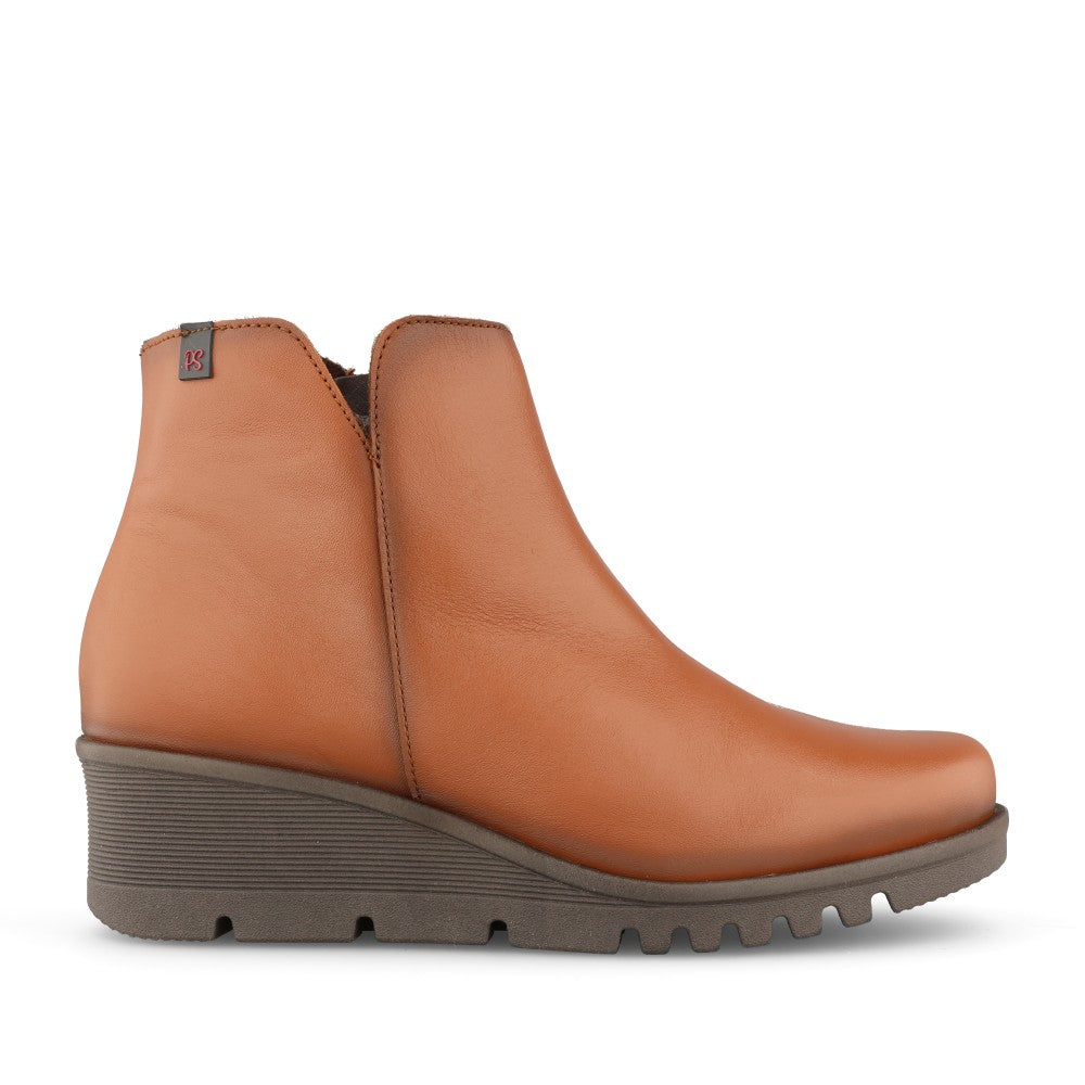 Ladies 20870 Wedge Ankle Boot In Tan
